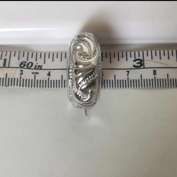 18k GOLD HOOP EARRINGS - Picture 3 of 8